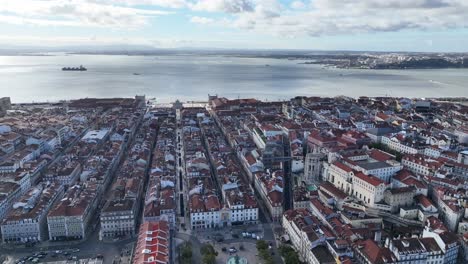 Drone-shot-flying-over-central-Lisbon,-Portugal