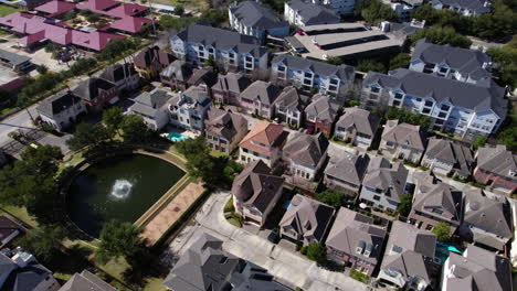 Disparo-De-Drone,-Comunidad-Residencial-De-Lujo-Cerca-Del-Parque-Hermann,-Houston,-Texas,-EE.UU.