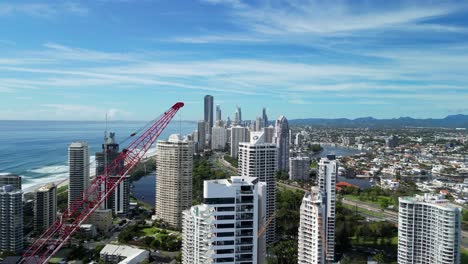 Auge-De-La-Construcción-De-Gran-Altura-En-La-Popular-Playa-Principal-Del-Suburbio-Costero-De-Gold-Coast