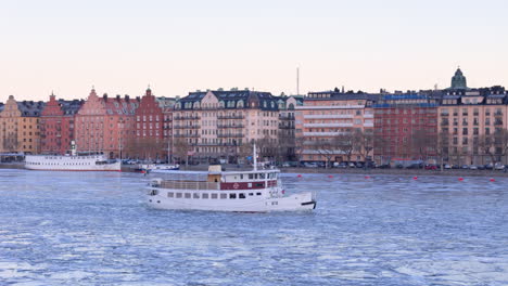 Fährenfahrt-Durch-Das-Eisige-Wasser-Des-Mälarensees,-Skyline-Von-Kungsholmen