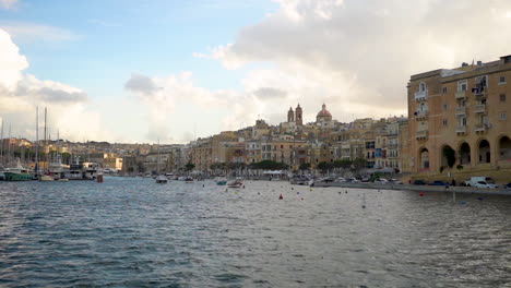 Malta-Magníficas-Y-Hermosas-Imágenes-Con-Vista-Al-Mar-De-Ruinas-Y-Edificios-Antiguos-De-La-Valeta