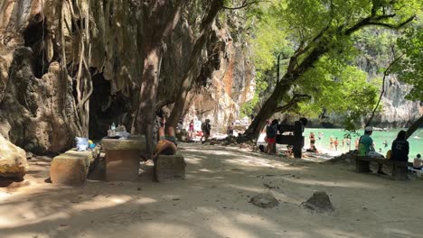 Menschen-Entspannen-Im-Schatten-Eines-Exotischen-Baumes-Auf-Hong-Island-Krabi-Thailand-Asien