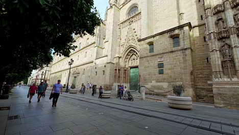 Alte-Historische-Gebäude-Und-Straßen-Von-Sevilla,-Zeitlupenansicht