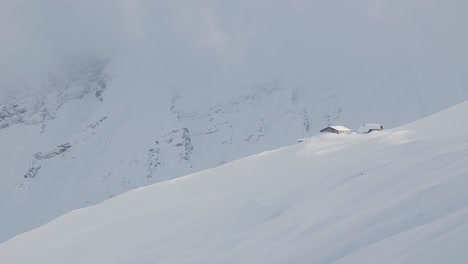 Ruhiges-Winterwunderland-Zwischen-Bergen-Und-Einer-Schneehütte