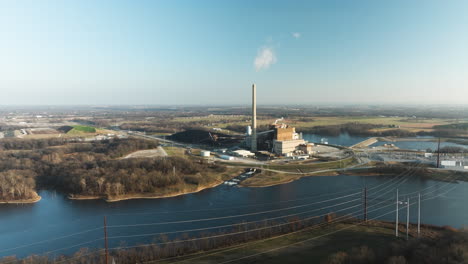 Schornstein-Eines-Kraftwerks,-Der-Rauch-Ausstößt,-Am-Ufer-Des-Lake-Flint-Creek-In-Arkansas,-USA