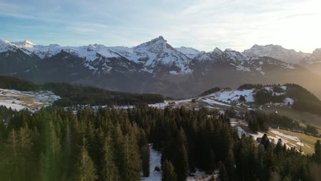 Amden-Wesen-Suiza-Puesta-De-Sol-Mientras-Vuelas-Hacia-El-Pueblo