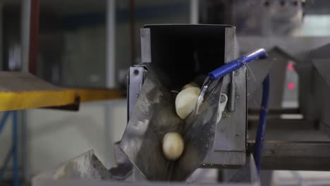 POV-Aufnahmen-In-Der-Kamera-Kartoffeln-Werden-Gewaschen-Und-Zu-Chips-Verarbeitet