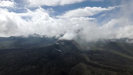 Drohnenaufnahme:-Flug-Durch-Die-Wolken-Am-Vulkan-Paricutin-In-Michoacan