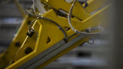 Verschwommenes-Bild-Von-Gelben-Industriemaschinen-Mit-Kabeln-Und-Metallkomponenten