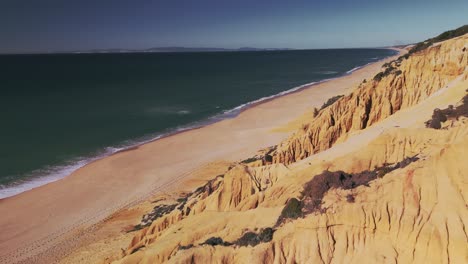 Volando-Sobre-Formaciones-Rocosas-En-La-Orilla-De-La-Playa-De-Gale-En-Algarve,-Portugal