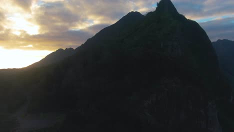 Aerial-rising-shot-of-Koolau-mountain-during-beautiful-sunrise,-Hawaii,-USA