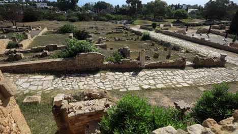 Sonnenbeschienener-Blick-Auf-Die-Antiken-Römischen-Ruinen-Von-Karthago-In-Tunesien,-Klarer-Himmel