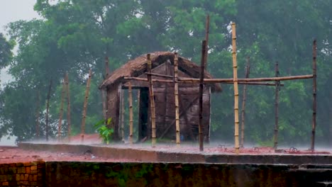 Regentag-Auf-Einer-Rustikalen-Baustelle-Mit-Einer-Hütte-Im-Ländlichen-Bangladesch