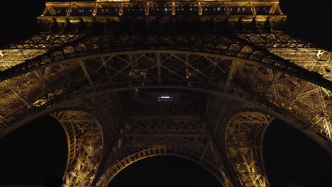 Parte-Inferior-De-La-Torre-Eiffel-Por-La-Noche-En-El-Tour-Del-Jardín-Eiffel