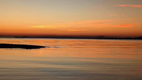 Lebendiger-Sonnenuntergang,-Der-Sich-Im-Meer-Spiegelt,-Farbenfrohe,-Lebendige-Skyline-In-Der-Abenddämmerung