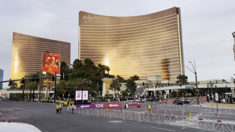 Aufnahme-Der-Straßensperrung-Des-Las-Vegas-Boulevard-In-Vorbereitung-Auf-Den-Rock-And-Roll-Marathon-Mit-Dem-Wynn-Hotel-Und-Casino-Im-Hintergrund