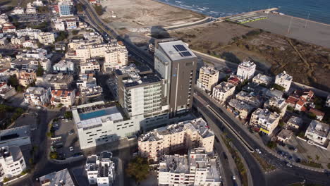 Coches-Circulando-Por-La-Carretera-A-Lo-Largo-Del-Hotel-Radisson-Blu-Y-La-Ciudad-Portuaria-De-Larnaca-En-Chipre.