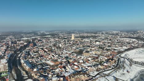 Vista-Aérea-De-La-Ciudad-De-Tongeren-Y-El-Centro-Cultural-Velinx-Durante-El-Invierno-En-Bélgica