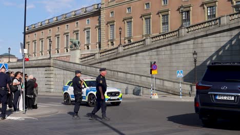 Guardias-Reales-Y-Oficiales-En-La-Calle-Frente-Al-Palacio-Sueco-Mientras-Los-Espectadores-Esperan-La-Procesión-En-Estocolmo