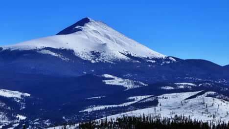 Frío-Soleado-Nevado-Invierno-Colorado-Drone-Aéreo-Paso-Boreas-Breckenridge-Dillon-Frisco-Silverthorne-Piedra-Angular-Vista-Del-Paisaje-Grises-Y-Torreys-Catorce-I70-Círculo-Hacia-La-Derecha-Lentamente-Ampliado