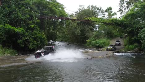 Recorrido-Lado-A-Lado-Selva-Tropical,-Río,-Vehículos-Todo-Terreno