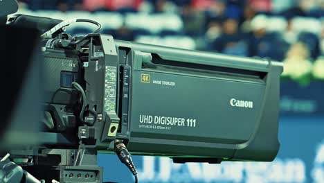 Un-Objetivo-Súper-Zoom-De-Calidad-Premium-4k-De-Canon-En-Funcionamiento-Durante-Un-Evento-Deportivo-De-Tenis-En-Dubai,-Emiratos-Árabes-Unidos