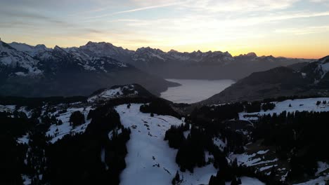 Amden-Weesen-Suiza-El-Sol-Acaba-De-Ponerse-Sobre-Este-Valle-En-Los-Alpes