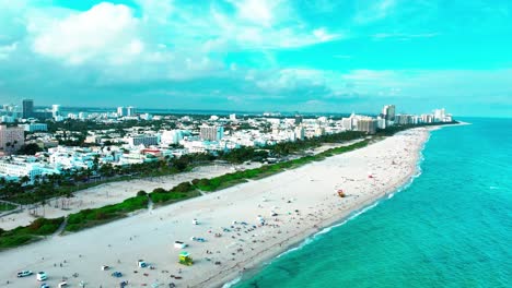 Luftaufnahme-Von-South-Beach,-Miami,-Florida,-Mit-Blick-Auf-Die-Küste-Des-Atlantischen-Ozeans-An-Einem-Bewölkten-Tag