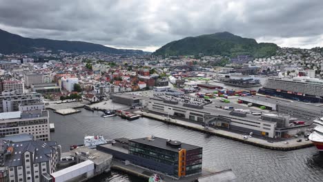 Vista-Aérea-De-Bergen,-Puerto-De-La-Ciudad-De-Noruega,-Edificios-Frente-Al-Mar,-Terminales-De-Envío-Y-Cruceros,-Disparo-De-Drones-A-60-Fps