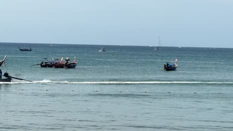 Traditionelle-Thailändische-Longtail-Boote-Segeln-Mit-Dieselmotor-In-Krabi,-Thailand