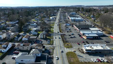 Autofahren-Auf-Der-Hauptstraße-Zwischen-Geschäften-Und-Amerikanischem-Viertel