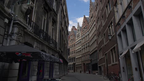 The-Curved-Kaasstraat-in-Antwerp,-Belgium---Drone-Flying-Forward