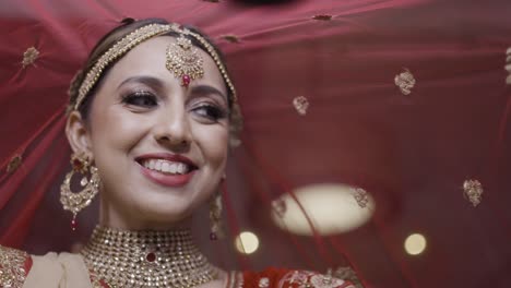 Hermosa-Novia-India-Con-Su-Tradicional-Velo-Rojo-Ghoonghat-El-Día-De-La-Boda