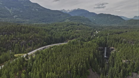 Brandywine-Falls-Bc-Canada-Air-V2-Paisaje-Pintoresco,-Parque-Provincial-Sobrevuelo-Con-Drones-Que-Captura-Montañas-Onduladas,-Bosques-Frondosos-Y-Cascadas-Espectaculares---Filmado-Con-Mavic-3-Pro-Cine---Julio-De-2023