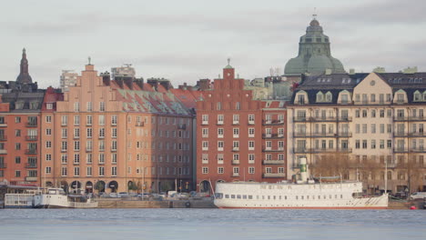 Distinct-architectural-style-of-buildings-on-waterfront-of-Riddarfjärden