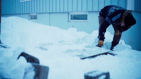 Hombre-Europeo-Trabajando-En-Un-Paisaje-Cubierto-De-Nieve-Al-Aire-Libre-En-Invierno
