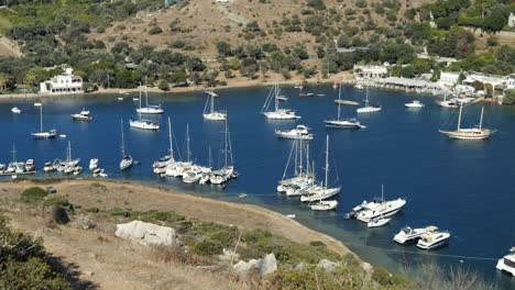 Yachten-Und-Segelboote-Schweben-Im-Sommer-Im-Blauen-Meer-In-Gumusluk,-Türkei