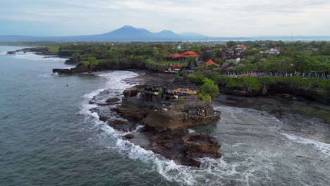 El-Agua-Salada-Se-Agita-En-La-Base-Del-Templo-De-Tanah-Lot-En-Una-Mañana-Nublada-En-Bali,-Indonesia.