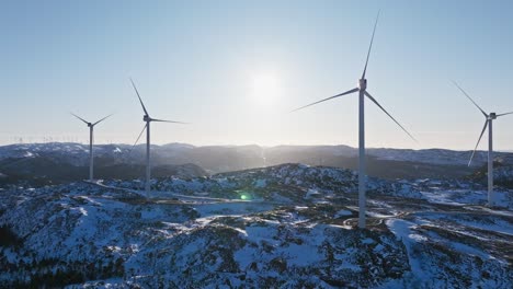 Turbinas-Eólicas-En-El-Paisaje-Nevado-De-Bessaker,-Noruega---Toma-Aérea-De-Drones