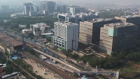 Luftaufnahmen-Von-Drohnenaufnahmen-Von-Bauarbeiten-In-Der-Nähe-Von-IT-Gebäuden-Im-Indischen-Chennai