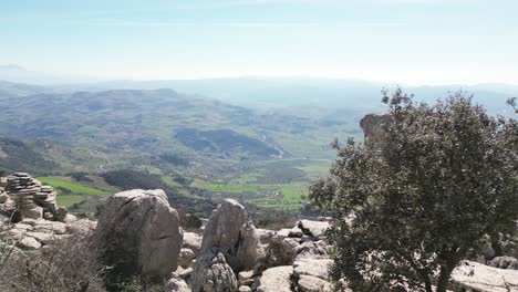Luftaufnahmen-Von-Drohnen-Fangen-Die-Atemberaubende-Landschaft-Von-Torcal-De-Antequera-Ein-Und-Konzentrieren-Sich-Auf-Die-Einzigartige-Felsformation,-Die-Als-„El-Casco“-Bekannt-Ist.