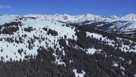 Ptarmigan-Hill-Vail-Pass-Colorado-Luftdrohne-Rocky-Mountains-Heiliges-Kreuz-Indianer-Gipfel-Sonnig-Blauer-Vogel-Himmel-Kalter-Wintermorgen-I70-Tiefer-Pulverschnee-Backcountry-Snowboarding-Ski-Schneemobil-Vorwärts-Enthüllen