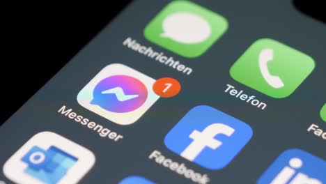 Facebook-Messenger-App-on-Smartphone,-swiping-effect