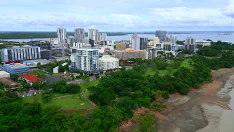 Luftaufnahme-Einer-Drohne-über-Der-Esplanade-Von-Darwin-City-Mit-Blick-Auf-Das-Meer-Von-Geschäftsgebäuden-Aus