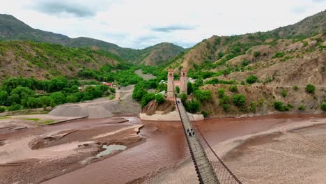 Impresionantes-Imágenes-Tomadas-Con-Drones-Del-Puente-De-Sucre-Elevándose-Sobre-El-Río-Pilcomayo,-Conectando-Los-Pueblos-De-Yotala-Y-Betanzos-En-Bolivia.