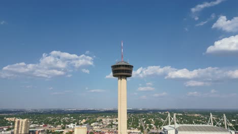 Vista-Aérea-Inclinada-Hacia-Abajo-De-La-Reconocible-Estructura-De-La-Torre-De-Las-Américas-En-San-Antonio,-Texas