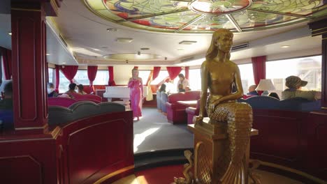 Panorámica-En-Cámara-Lenta-A-Través-Del-Hermoso-Interior-Del-Barco-Con-Estatua-De-Sirena-Y-Estatua-De-Cantante