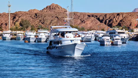 Turistas-De-Vacaciones-Navegando-Por-El-Mar-Rojo,-Día-Soleado-En-Egipto-A-Lo-Largo-De-La-Franja-Costera