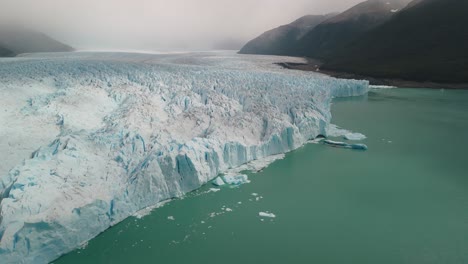 Drone-footage-in-Perito-Moreno,-the-most-iconic-glacier-in-the-world