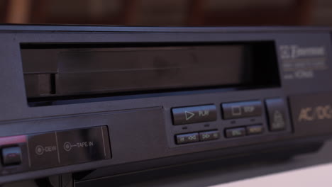 Anhalten-Und-Auswerfen-Einer-VHS-Videokassette-Aus-Einem-Vintage-Player-Aus-Den-1980er-Jahren,-Nahaufnahme